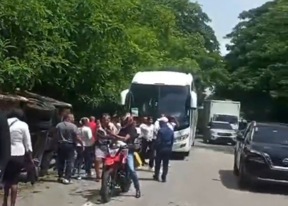 Autobús de pasajeros que se desplazaba por la autopista Duarte sufre accidente y deja 30 heridos