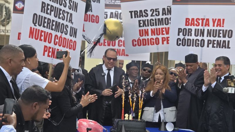 Celebran con sátira y pastel 25 años sin nuevo Código Penal
