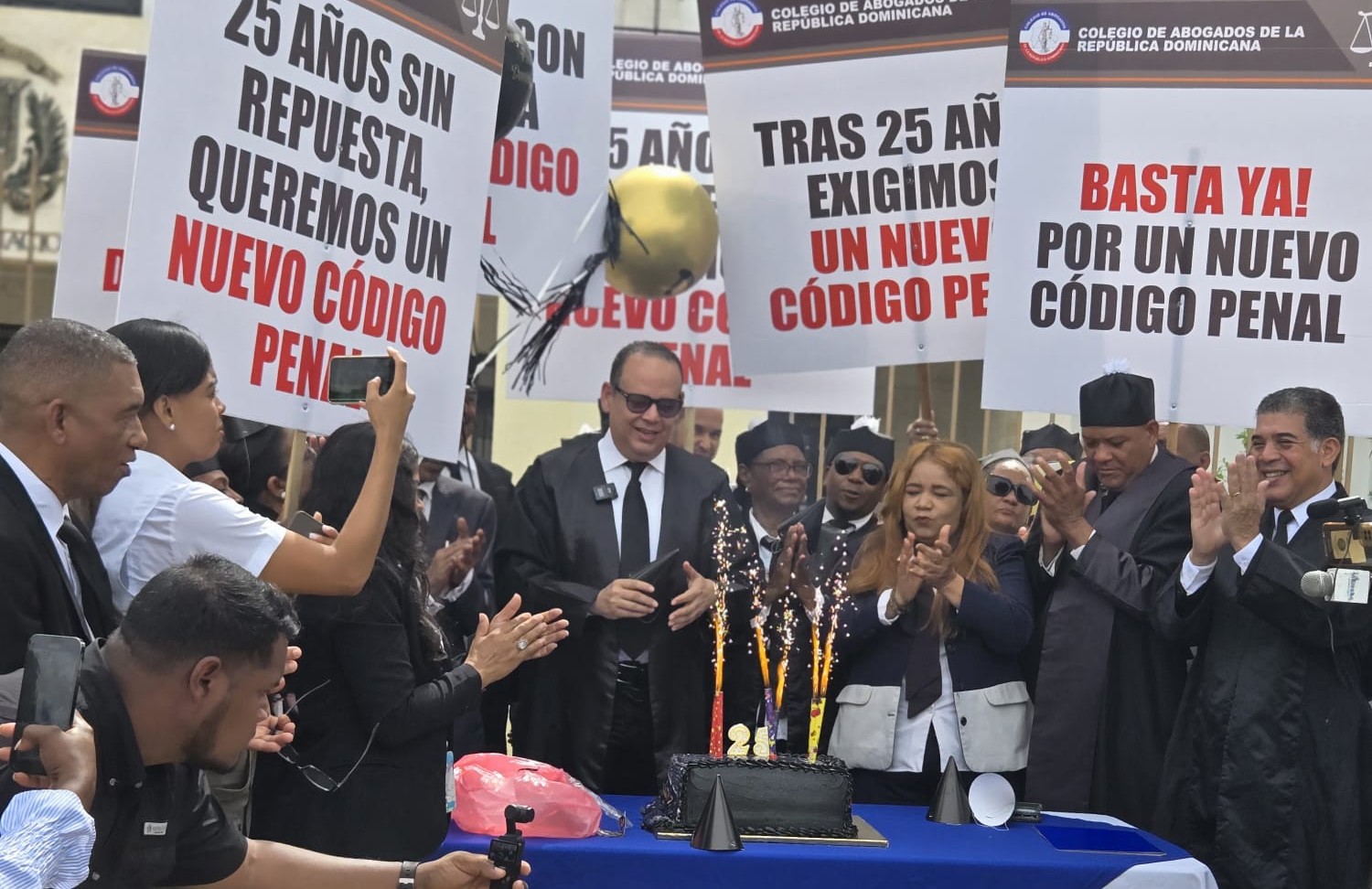 Celebran con sátira y pastel 25 años sin nuevo Código Penal