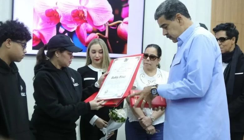 Presidente Nicolás Maduro entrega la nacionalidad venezolana post mortem a merenguero Rubby Pérez
