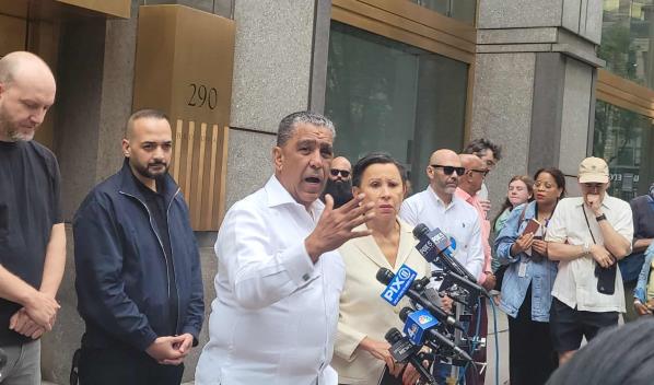 ICE no le da permiso al congresista Adriano Espaillat para entrar al centro de retención de inmigrante