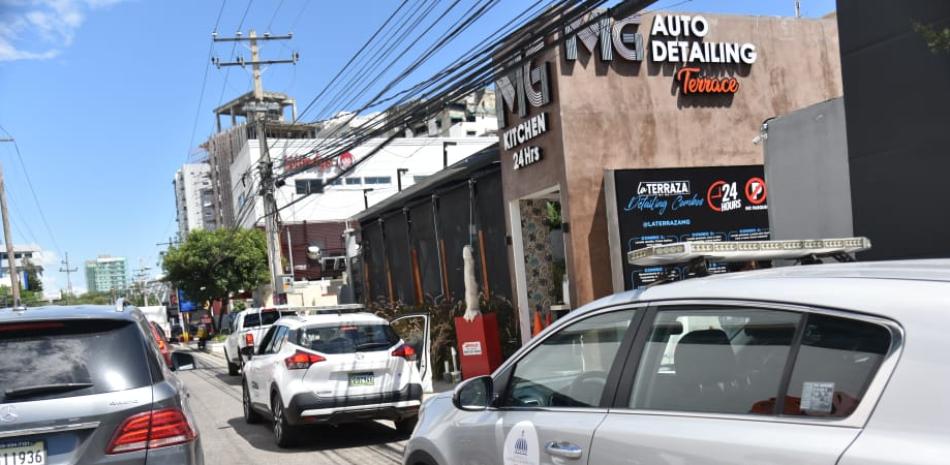 Un muerto y un herido deja balacera en restaurant Naco