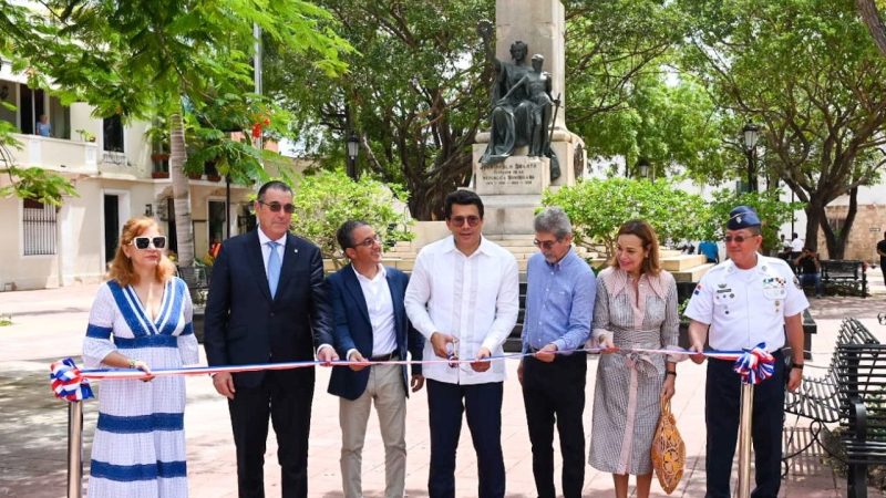 Ministerio de Turismo reinaugura el parque Duarte y reabre calle Mercedes