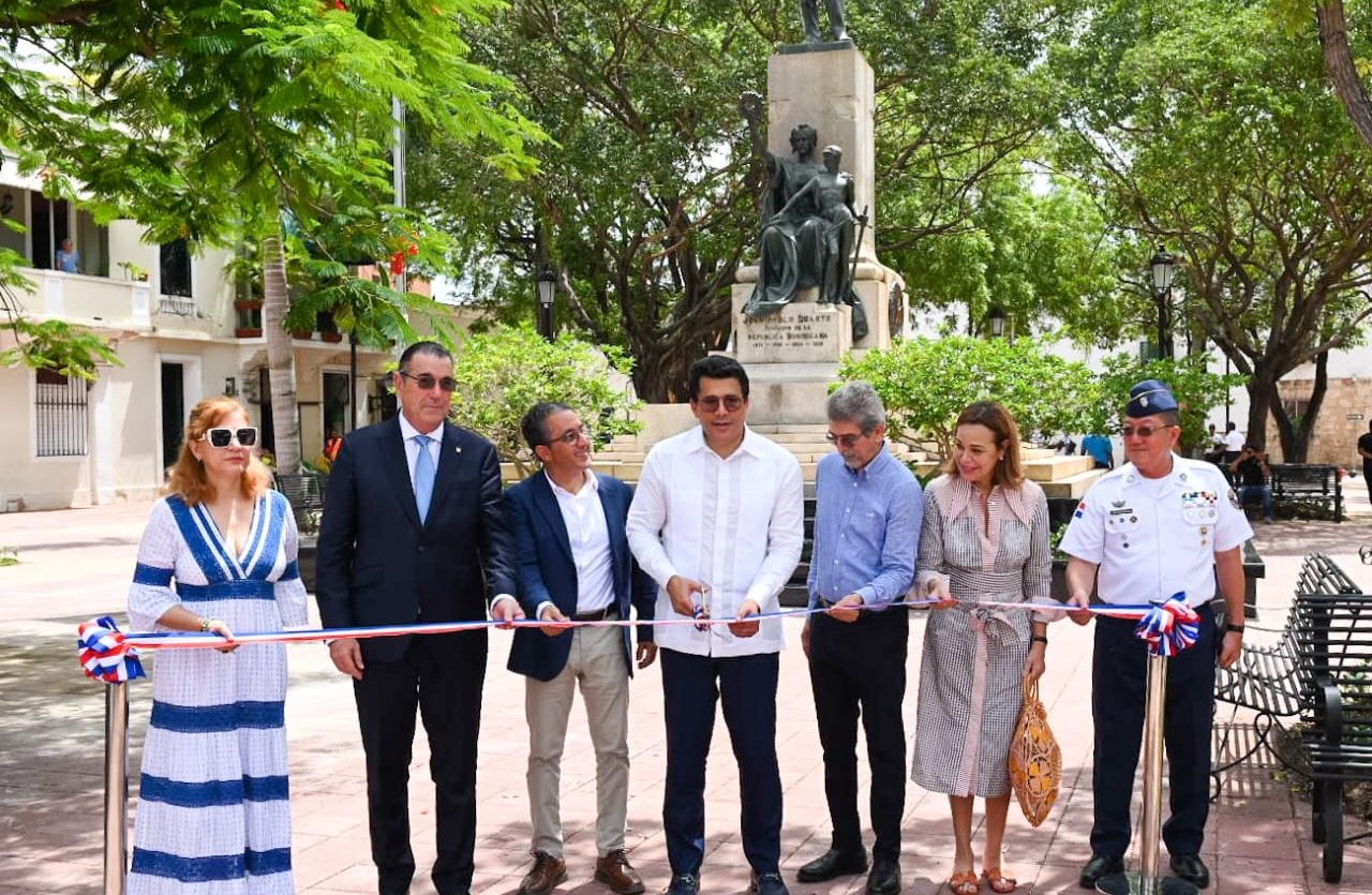 Ministerio de Turismo reinaugura el parque Duarte y reabre calle Mercedes