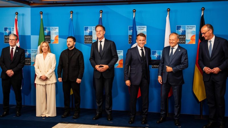 Países europeos a favor de la guerra analizan comprar armas con sus recursos y enviársela a Ucrania para que enfrente a Rusia