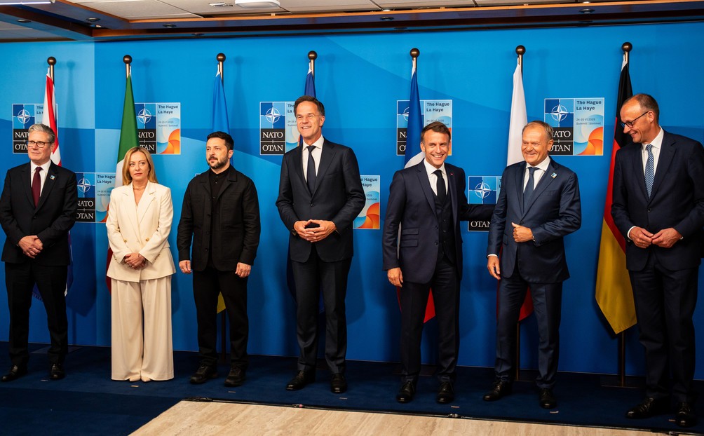 Países europeos a favor de la guerra analizan comprar armas con sus recursos y enviársela a Ucrania para que enfrente a Rusia