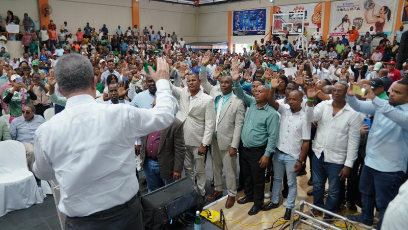 Leonel juramenta en la FP a 2 regidores y más dirigentes del PLD, PRM y otras organizaciones en San Cristóbal