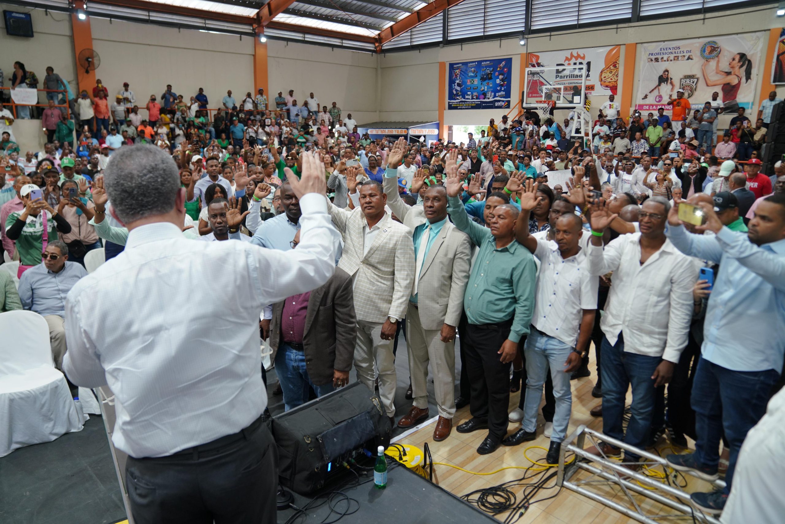 Leonel juramenta en la FP a 2 regidores y más dirigentes del PLD, PRM y otras organizaciones en San Cristóbal