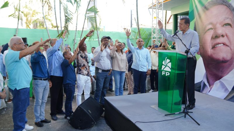 Leonel juramenta en la Fuerza del Pueblo a un regidor, un vocal, varios presidentes de intermedio y más dirigentes del PLD