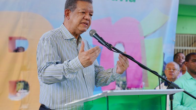 Leonel dice que circunvalación de Baní “costó tres veces más y es la mitad de lo que debió ser”