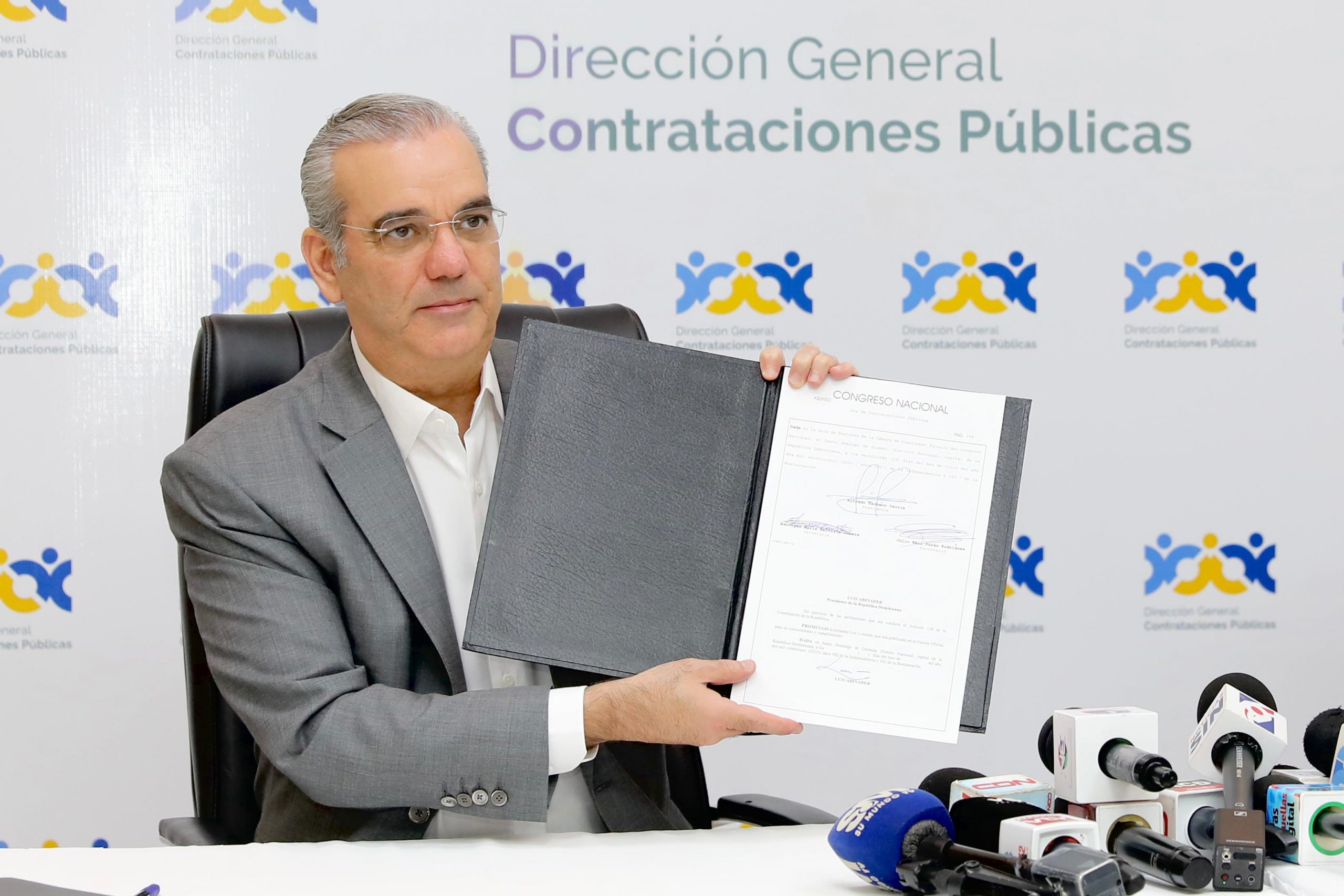 Luis Abinader promulga nueva Ley de Contrataciones Públicas