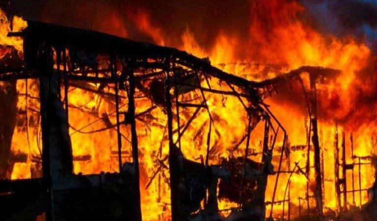 Mueren en un incendio cinco miembros de una familia en Santiago