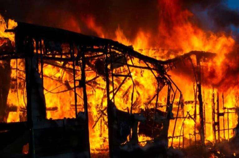 Mueren en un incendio cinco miembros de una familia en Santiago