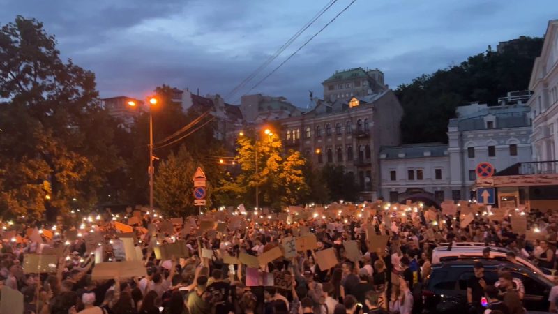 Más de 1000 personas protestan en Ucrania lanzan consigna «Zelenski es un demonio»