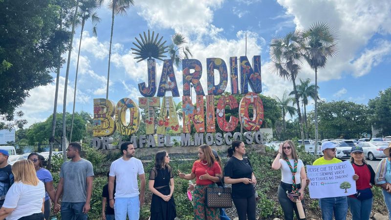 Protestan frente al Jardín Botánico contra posible destrucción del medio ambiente por parte del gobierno