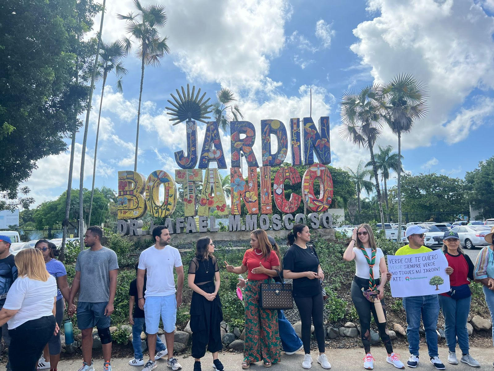Protestan frente al Jardín Botánico contra posible destrucción del medio ambiente por parte del gobierno
