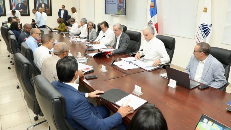 Abinader informa que más de 125 docentes reciben formación en el enfoque Esteam