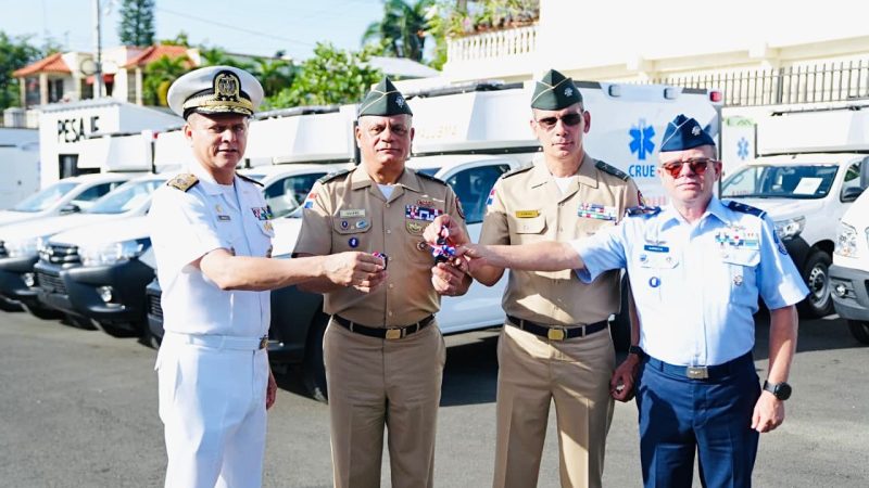 Ministerio de Defensa entrega las primeras ambulancias ensambladas por militares RD