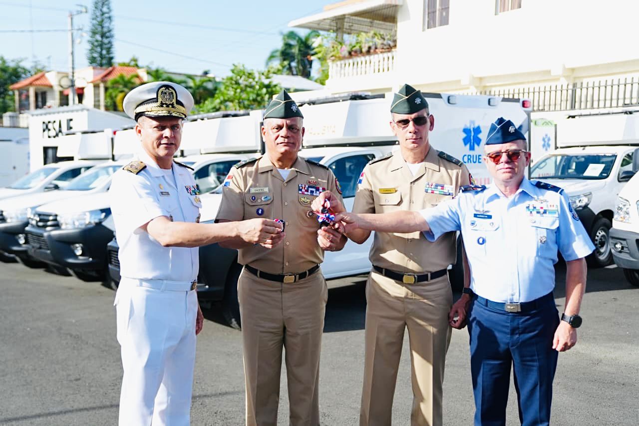 Ministerio de Defensa entrega las primeras ambulancias ensambladas por militares RD