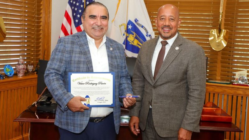 Alcalde de Lawrence otorga certificado de reconocimiento y pins de distinción a Víctor Pavón, empresario y alto dirigente FP.