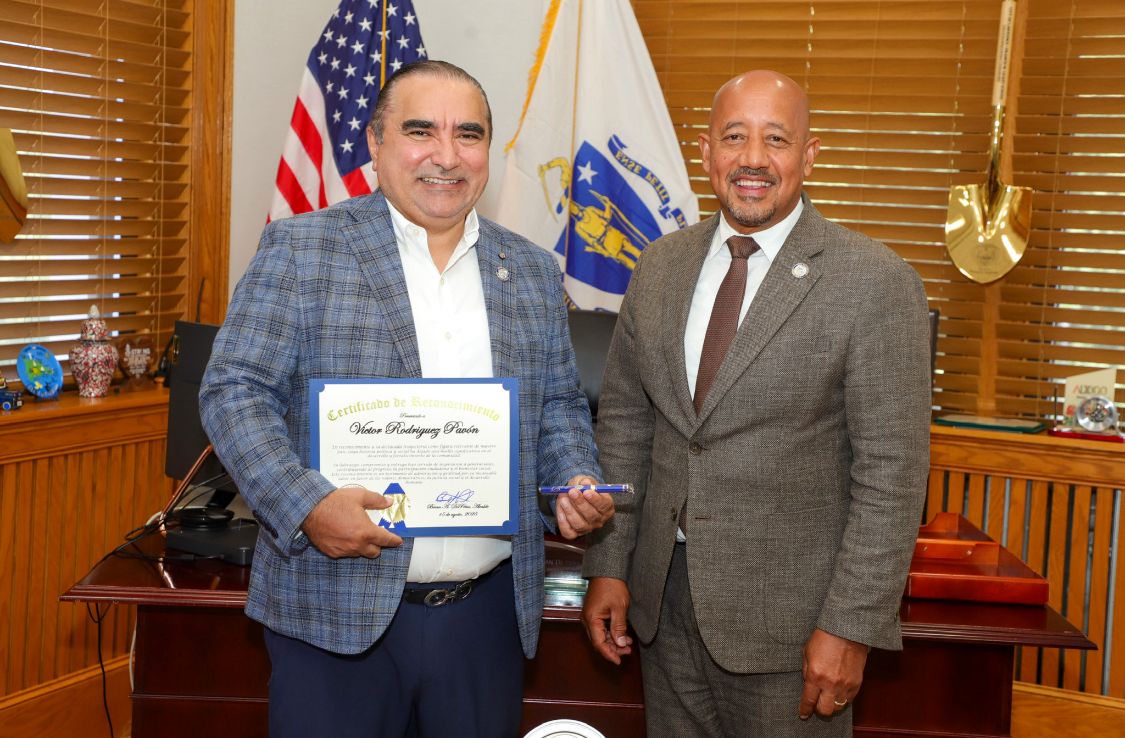 Alcalde de Lawrence otorga certificado de reconocimiento y pins de distinción a Víctor Pavón, empresario y alto dirigente FP.