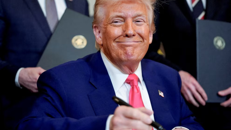 Presidente de los EE. UU. Donald Trump se muestra de júbilo por entrada en vigor de aranceles impuestos por él