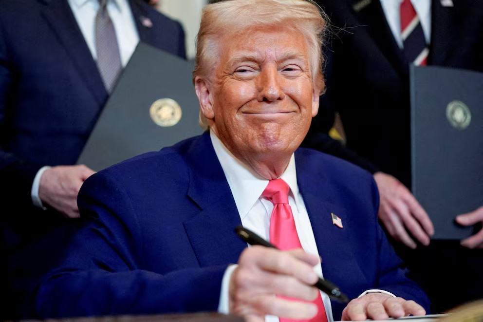 Presidente de los EE. UU. Donald Trump se muestra de júbilo por entrada en vigor de aranceles impuestos por él