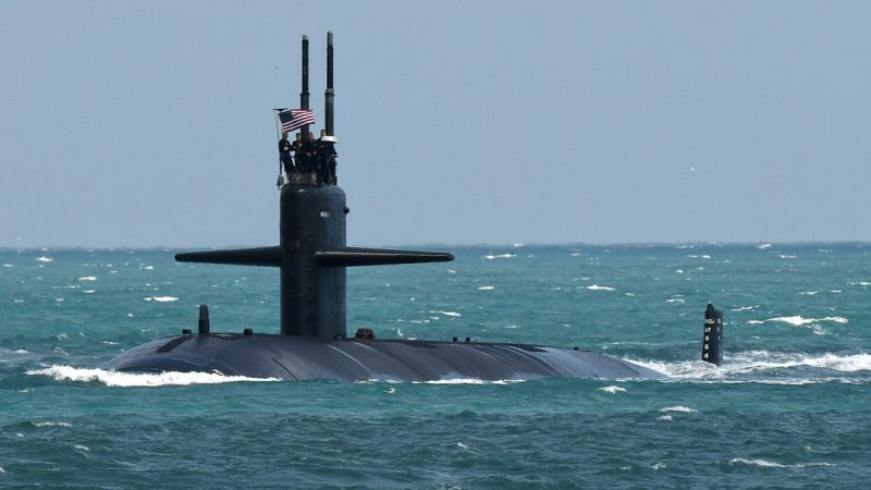 Trump revela haber enviado dos submarinos hacia la costa rusa