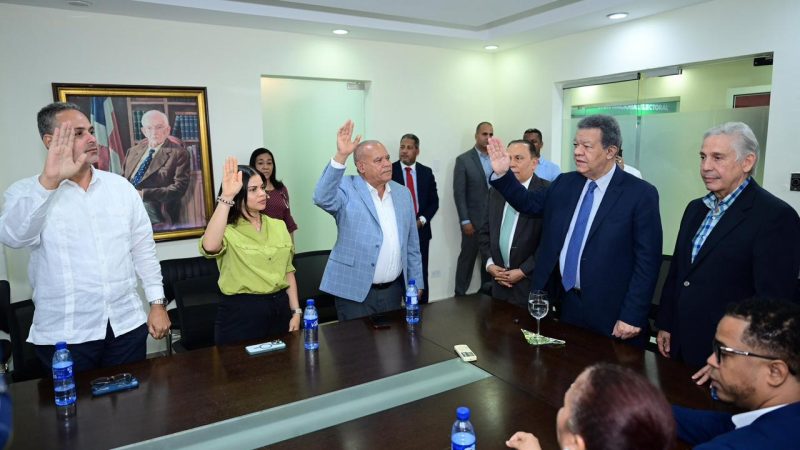 Leonel Fernández juramenta a Roberto Durán y a un grupo de ingenieros y profesionales de Santiago en la Fuerza del Pueblo