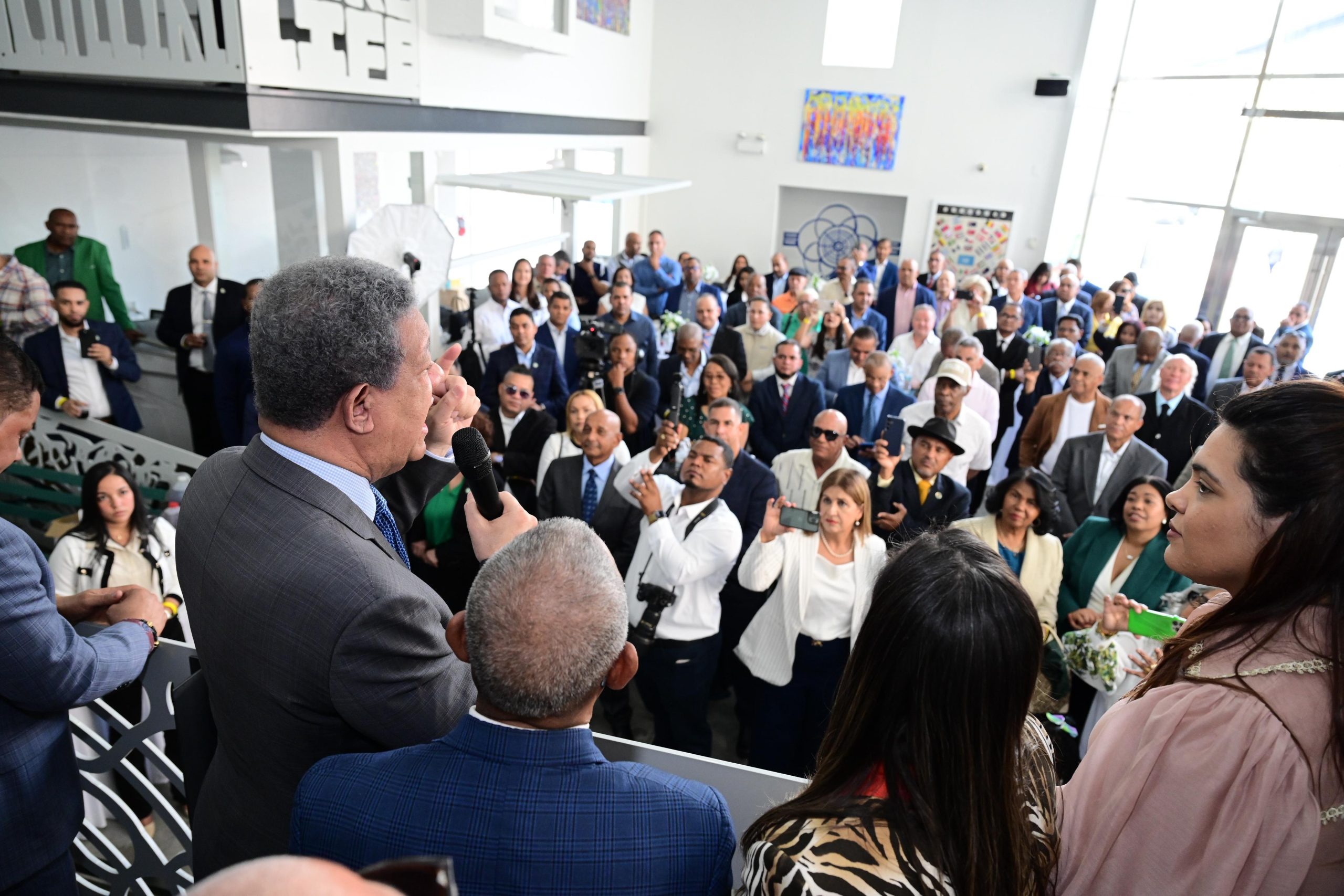 Leonel asegura desde Nueva York que el PRM ha colapsado los servicios públicos: “los hospitales están más enfermos que los pacientes”*
