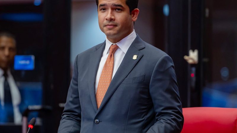 Omar Fernández exige cumplir la ley y liberar de impuestos salarios de hasta RD$52,000