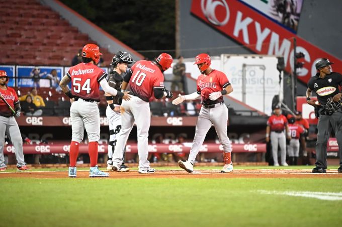 Leones ganan segundo partido; Aguilas derrotan a las Estrellas
