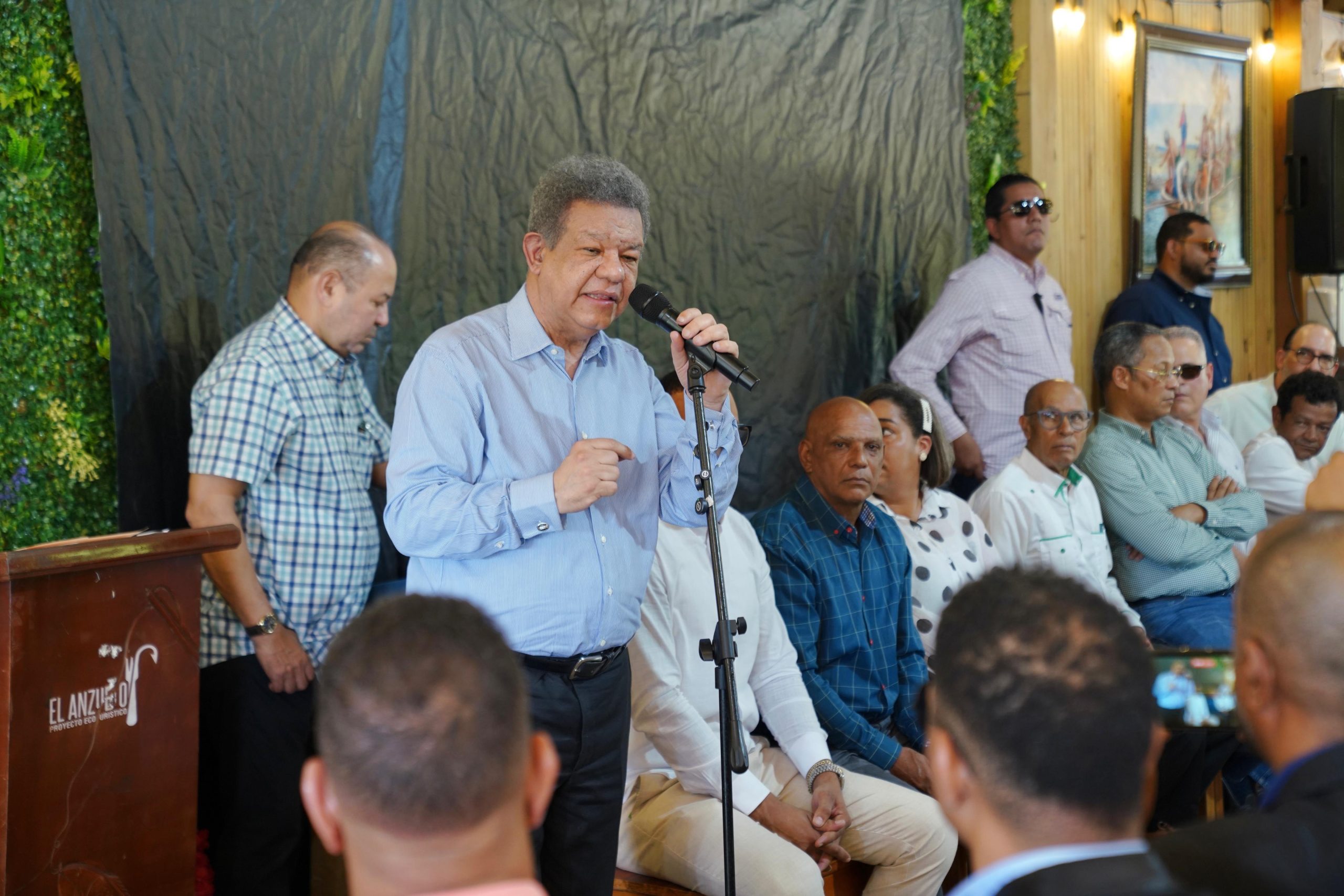 Leonel Fernández acusa al PRM de “cubiar” al pueblo y denuncia intento de limitar la cesantía laboral