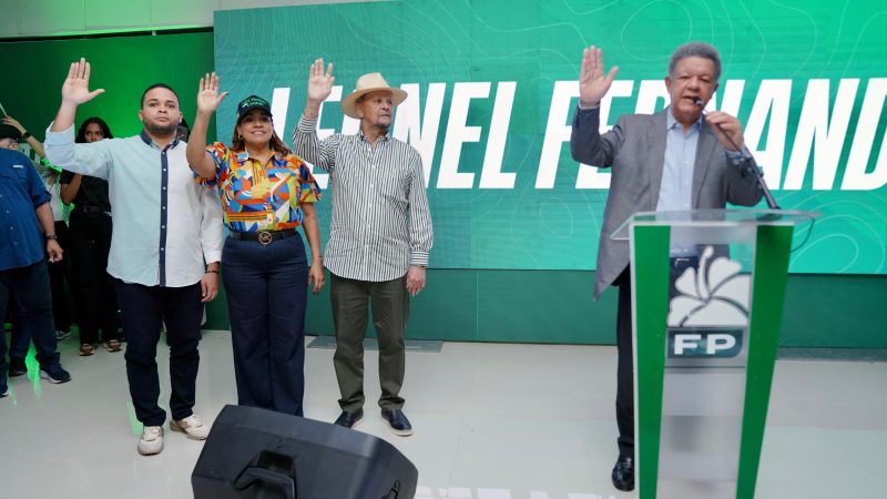 Leonel Fernández juramenta en la FP al exsenador Félix Vásquez y a destacados dirigentes de Sánchez Ramírez*