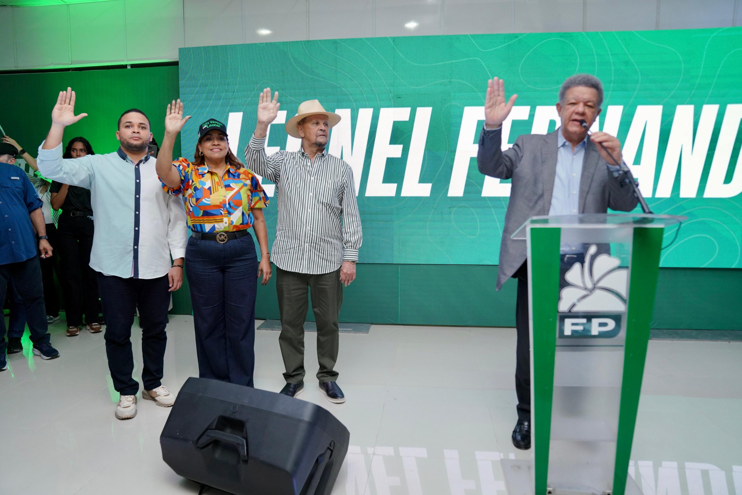 Leonel Fernández juramenta en la FP al exsenador Félix Vásquez y a destacados dirigentes de Sánchez Ramírez*