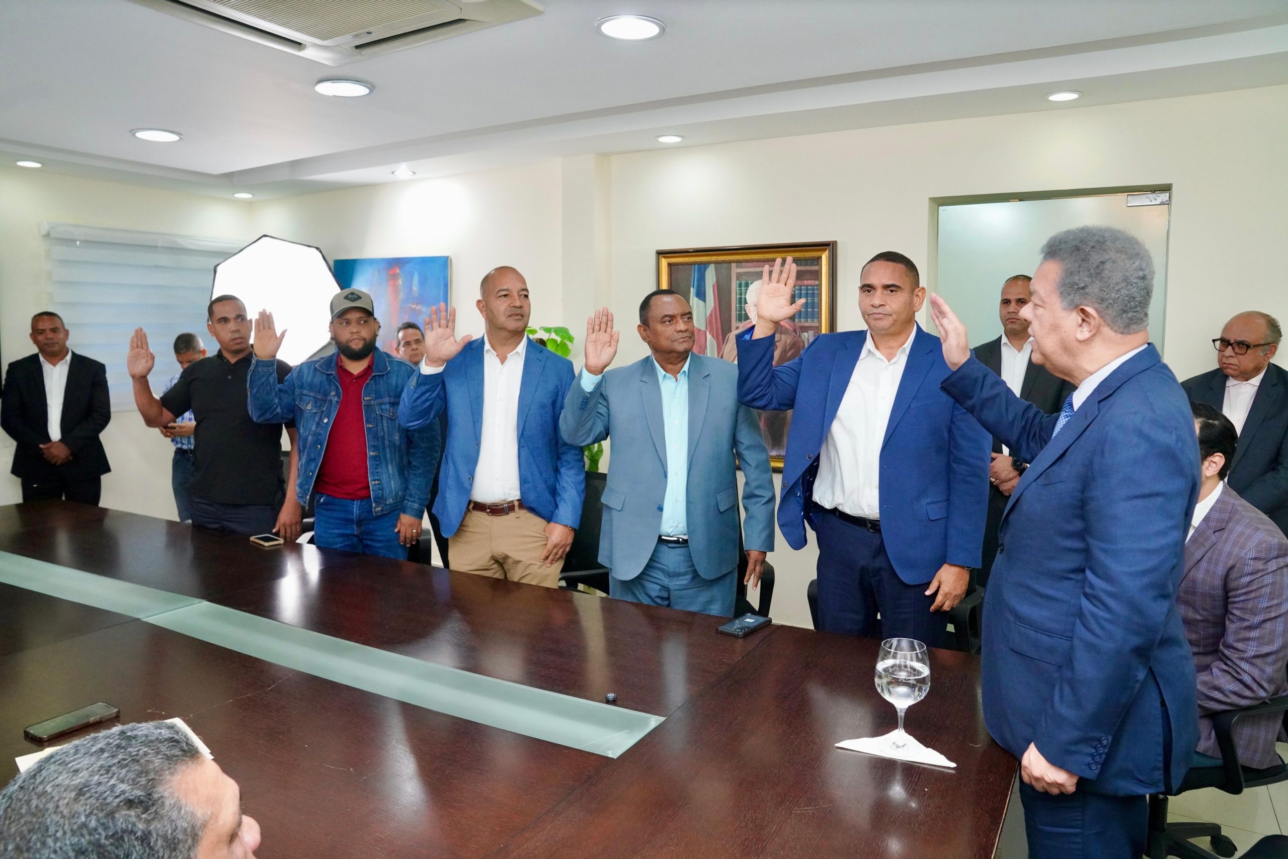 Leonel juramenta en la Fuerza del Pueblo a Bernardo Arroyo, hermano de Nelson Arroyo vicepresidente del PRM