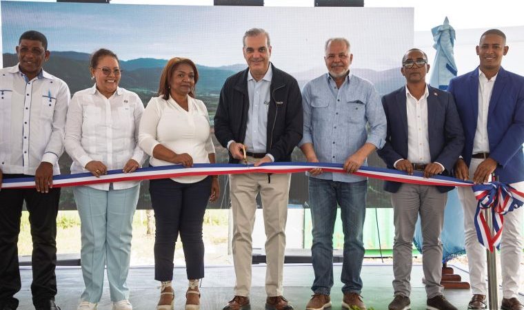 Abinader inaugura carreteras en el «Sur 