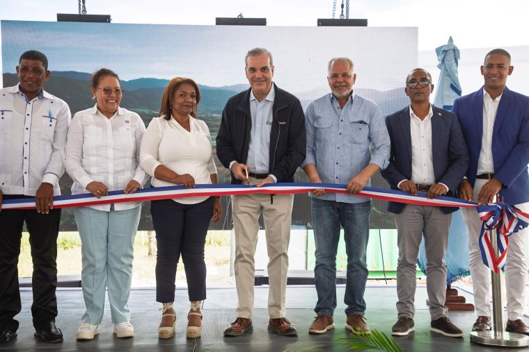 Abinader inaugura carreteras en el «Sur 