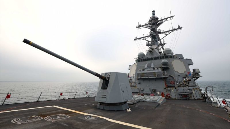 China despliega barcos y aviones vigilar destructor de EEUU.