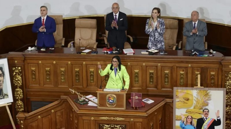 Presidenta encargada de Venezuela acusa a EE.UU. de imponer un bloqueo naval para impedir que vendamos nuestro petróleo en el exterior