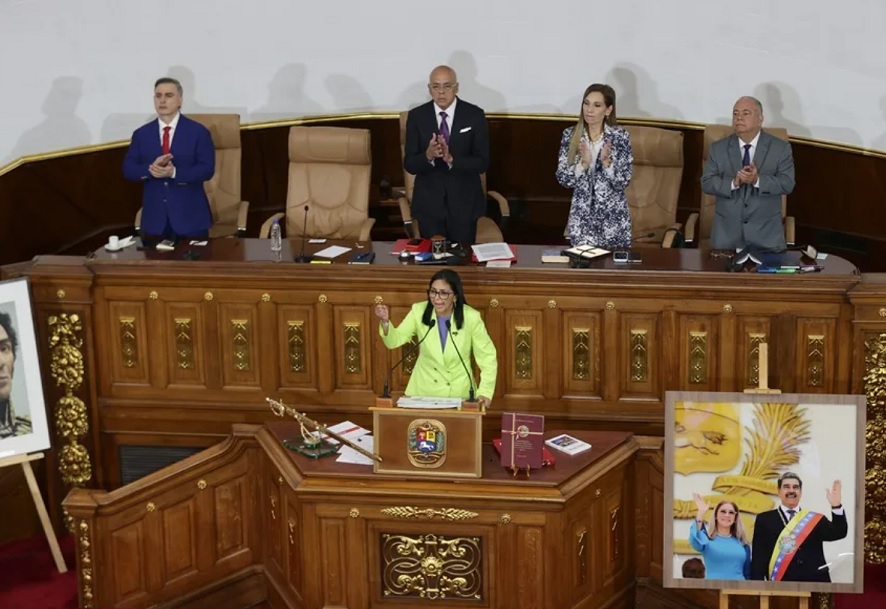 Presidenta encargada de Venezuela acusa a EE.UU. de imponer un bloqueo naval para impedir que vendamos nuestro petróleo en el exterior