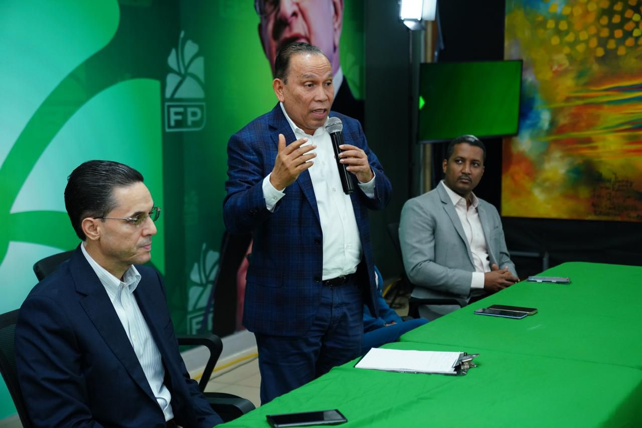 Radhamés Jiménez dice que el PRM es una “plaga” y cuestiona que con petróleo más barato no bajaran los combustibles