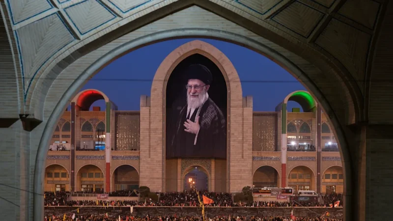 Crecen los llamados a la venganza durante el funeral del líder supremo de Irán