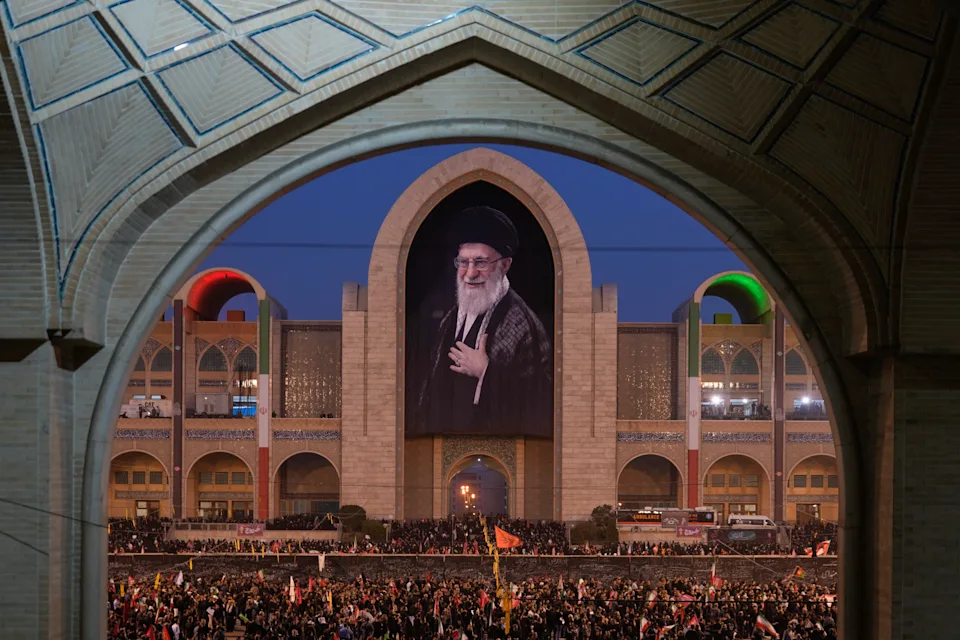 Crecen los llamados a la venganza durante el funeral del líder supremo de Irán