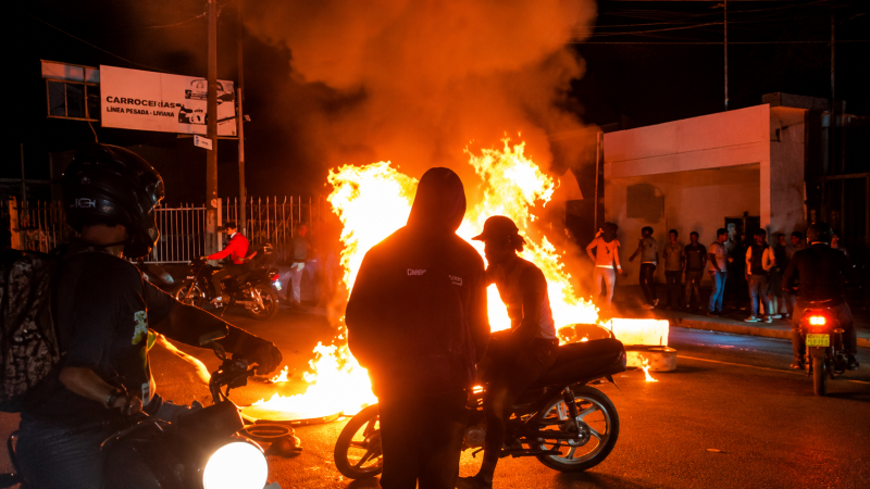 Protestas y quema de neumáticos en Herrera tras muerte de joven durante intervención policial