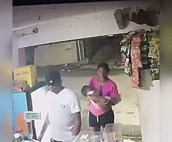 Motociclista que calibraba estuvo a punto de atropellar a una joven con una bebé en Loma de Cabrera