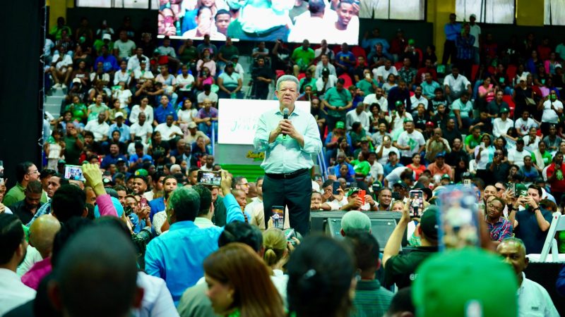 Leonel Fernández critica la reforma de la PN que impulsa el Gobierno