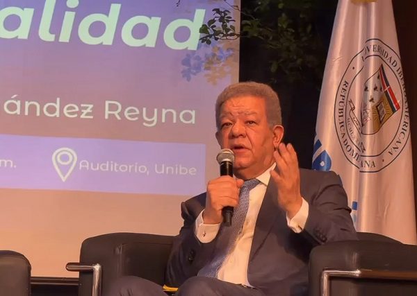 Leonel Fernández insta al país avanzar a economía del conocimiento