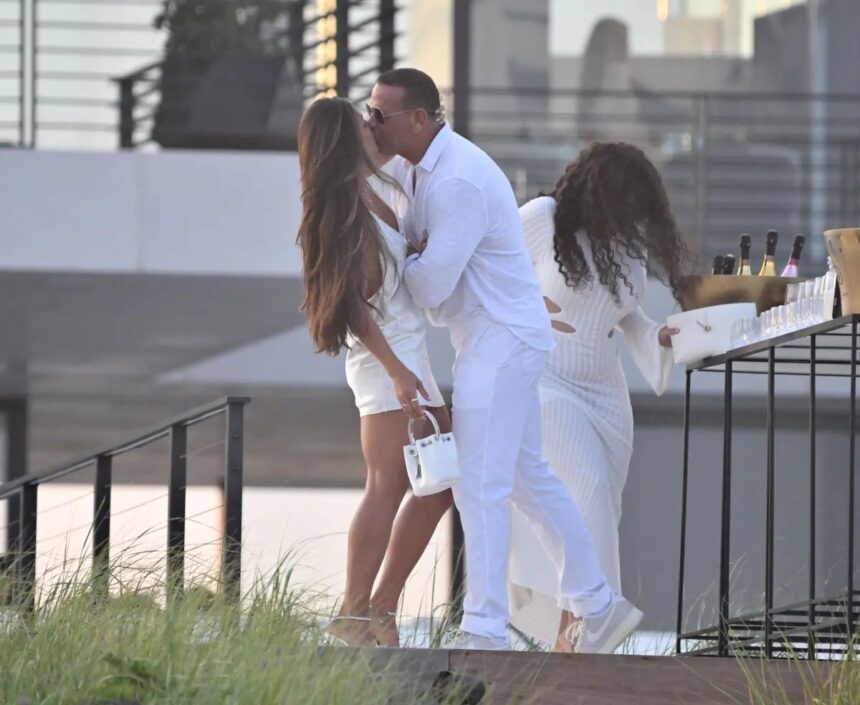 Alex Rodríguez es captado besando a una mujer durante exclusiva fiesta en los Hamptons