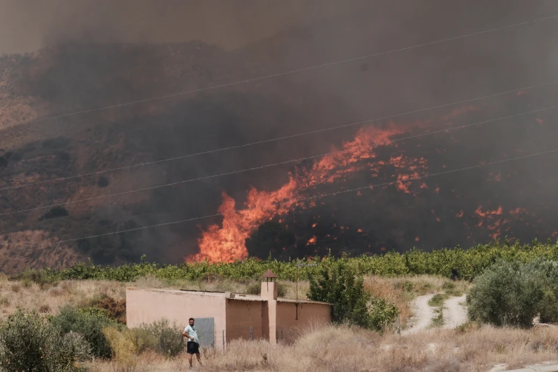 Incendio forestal deja al menos 12 muertos y 23 desaparecidos en el sur de España